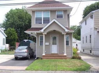 274 S 6th St, Lindenhurst, NY 11757