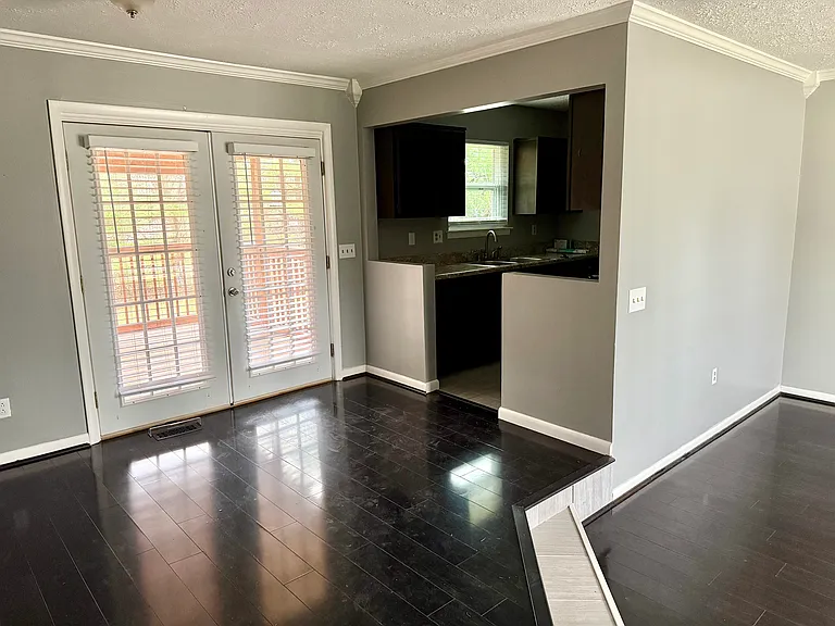 211 Lake Cv — Photo 2