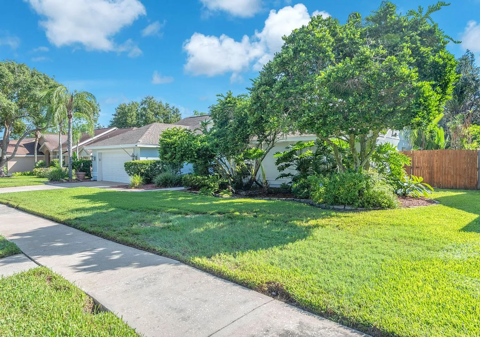4 Bedroom 2 Bathroom Pool Home — Photo 3