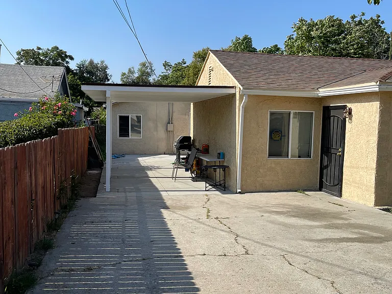1042 E Rialto Ave — Photo 4