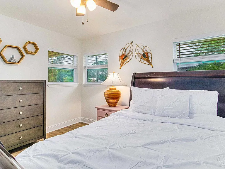 814 W Gonzalez St — Photo 12