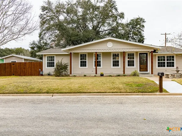 203 W Bozka St, Shiner, TX 77984