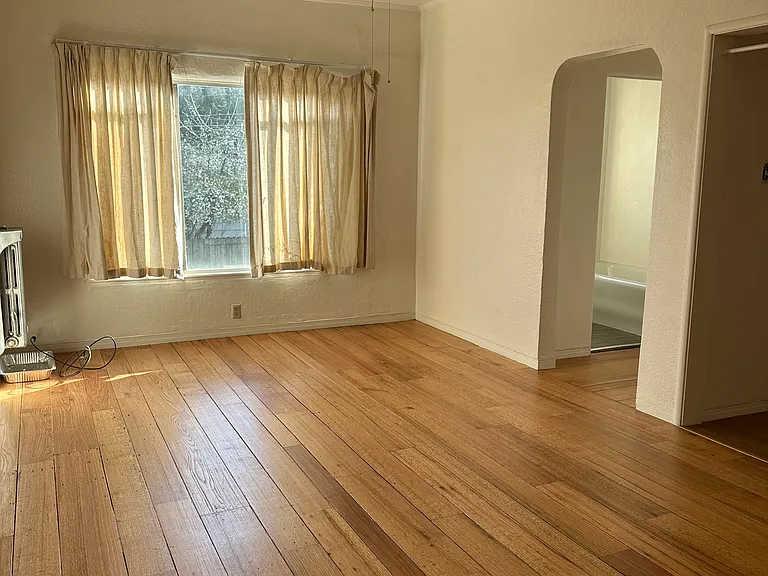 1458 E 33rd St #15 — Photo 15