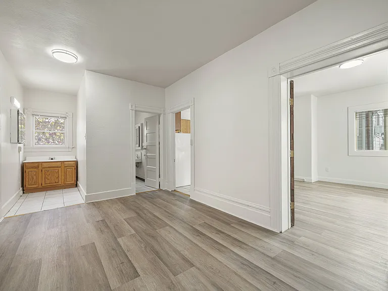 2545 Benvenue Ave — Photo 11