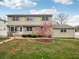 1032 5th St, West Babylon, NY 11704