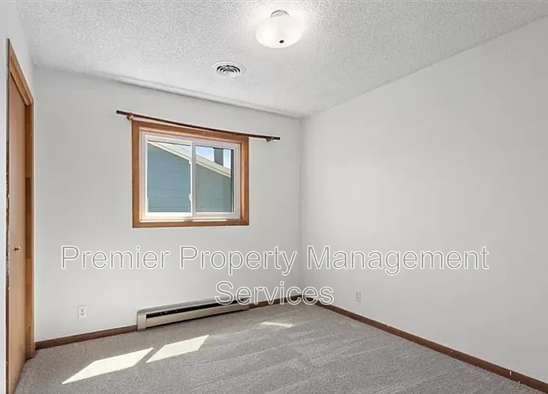 300 Aristocrat Dr — Photo 9