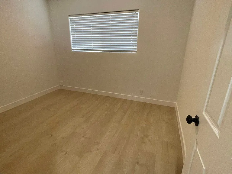 877 Darrell St — Photo 5