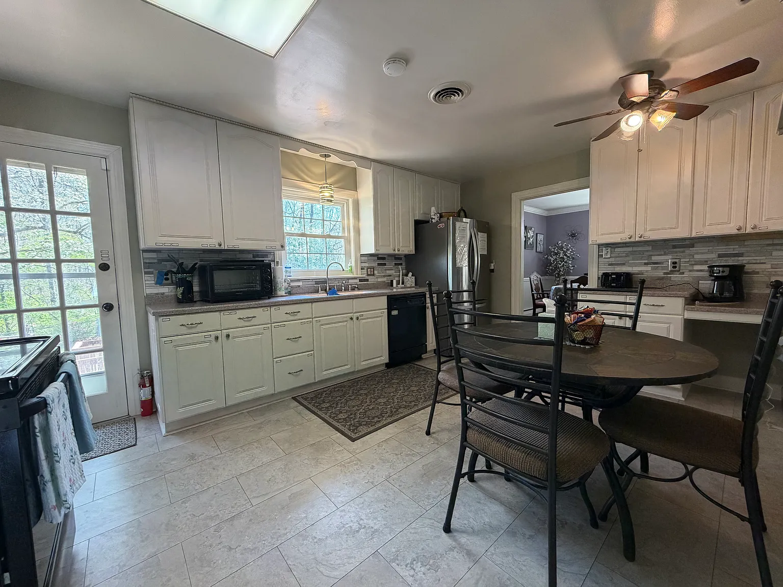 3 bed, 2344 sqft, $2,750 — Photo 3