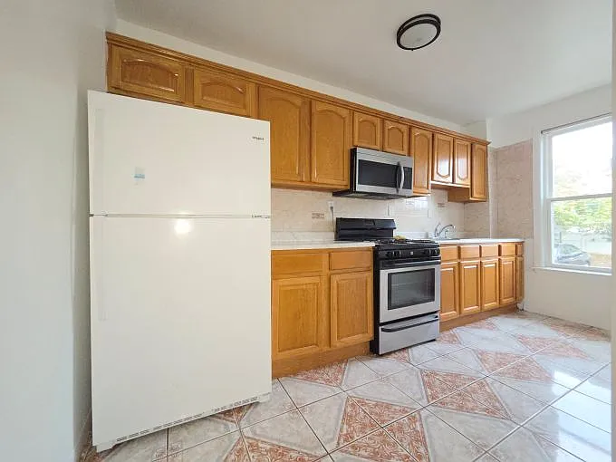 3 bed, 900 sqft, $2,300 — Photo 2