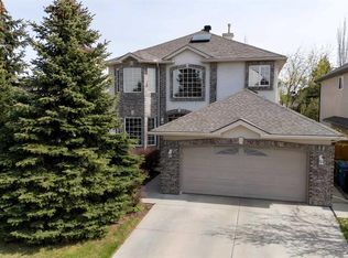 137 W Simcrest Hts SW, Calgary, AB T3H 4K2