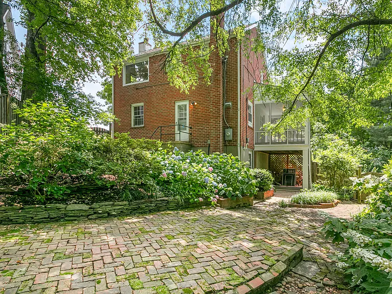 244 N Columbus St — Photo 27