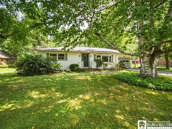 2nd image of 4 E Meadow Ln