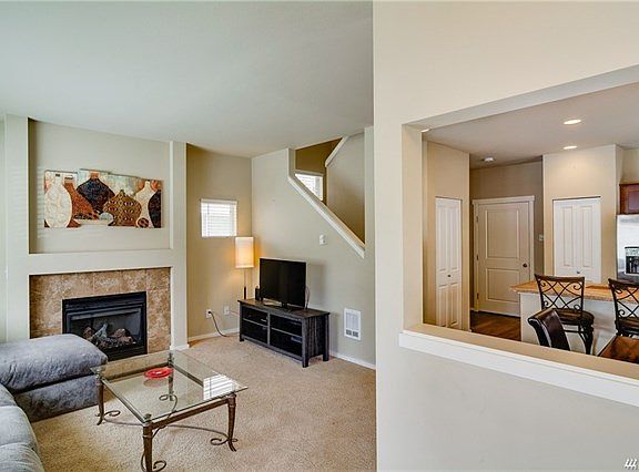 4th image of 1451 42nd St NE