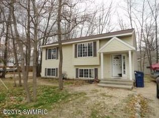 8102 Indian Shores Dr, Howard City, MI 49329