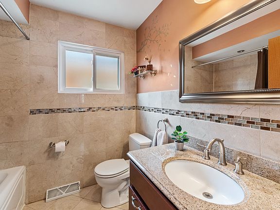 5th image of 3902 N Oriole Ave