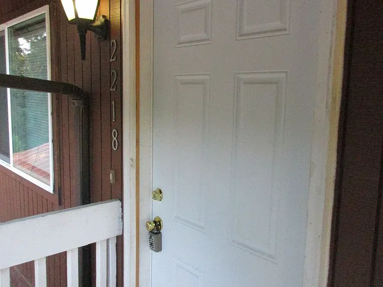 Large 2 bedroom w/ New carpet! — Photo 2