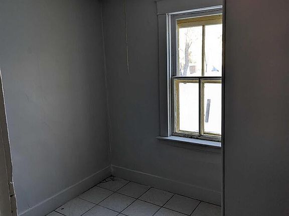 3rd image of 1725 Ottawa St