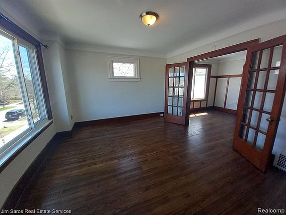 2nd image of 1463 Beaconsfield Ave #1S