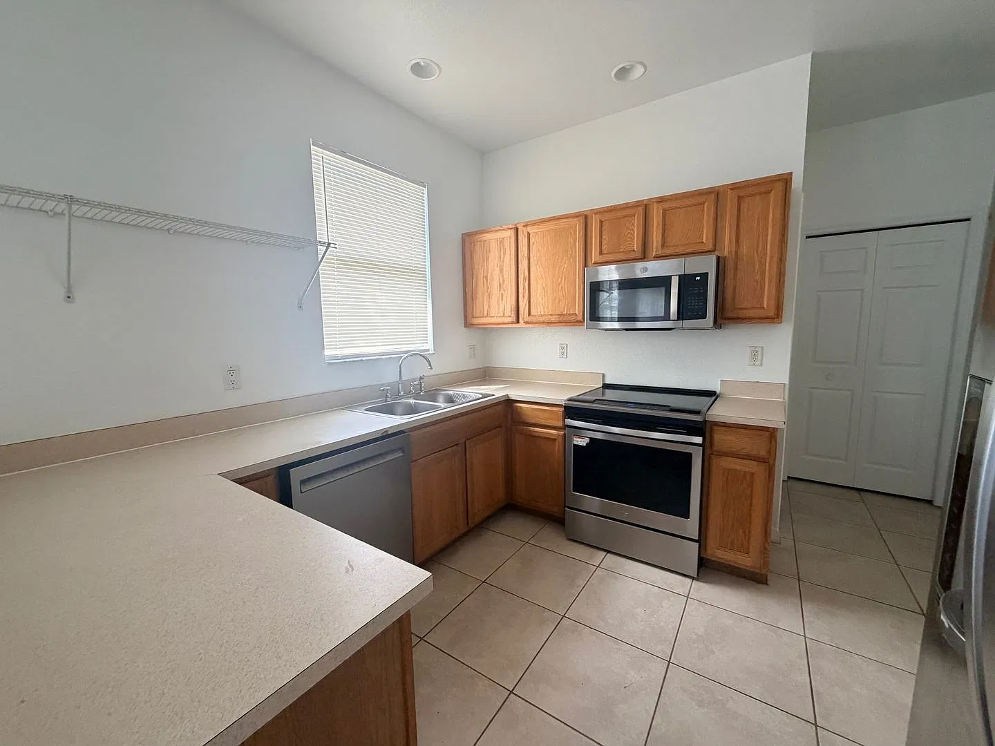 Beautifully Refreshed 4-Bedroom Home with Screened-In Lanai! — Photo 3