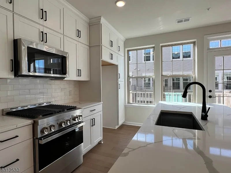 3 bed, 13.0 bath, 1654 sqft, $4,000 — Photo 3