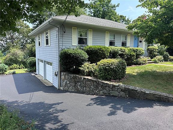 3rd image of 8 Browne Hill Ct