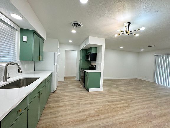 3rd image of 3322 Pollydale Ave