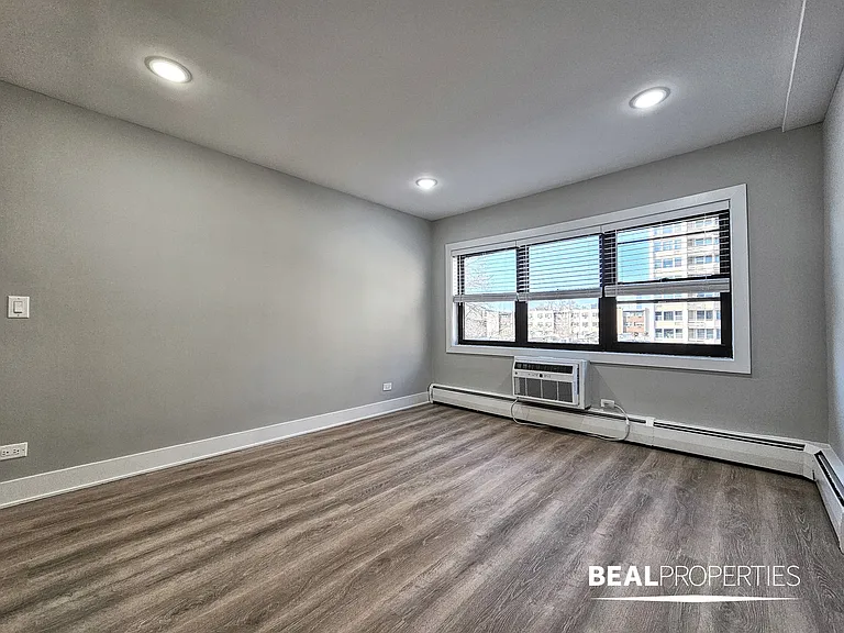 555 W Stratford Place — Photo 32