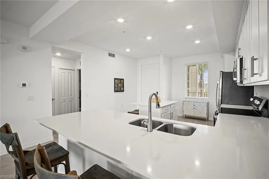 2 bed, 2.0 bath, 1180 sqft, $6,000 — Photo 4