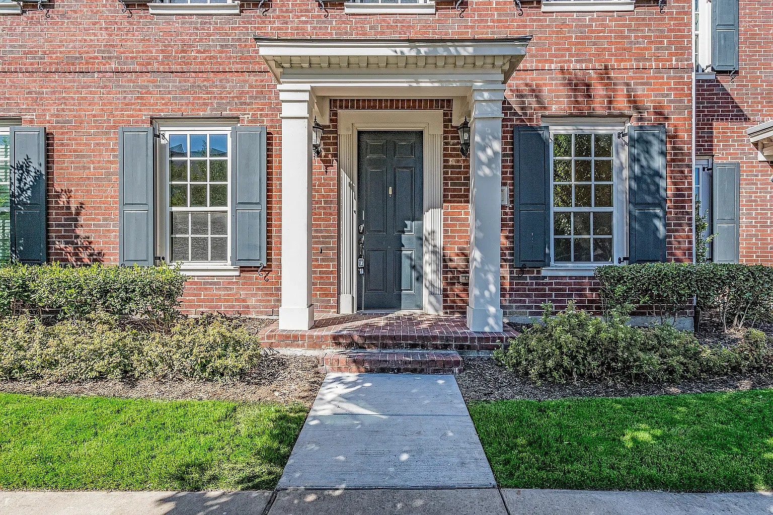 3 bed, 2.5 bath, 2208 sqft, $3,399 — Photo 2