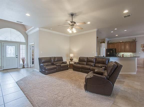 4th image of 201 Bluebonnet Dr