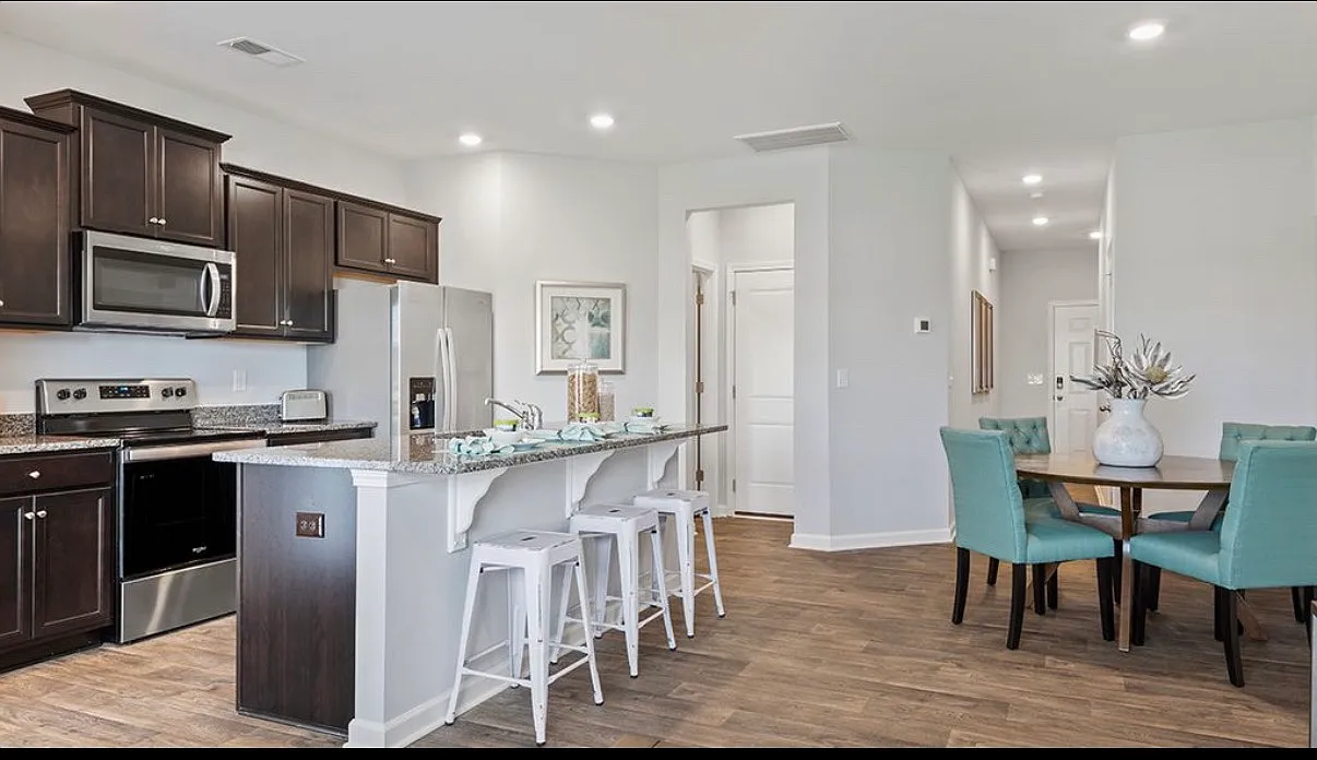 3 bed, 1429 sqft, $1,950 — Photo 3