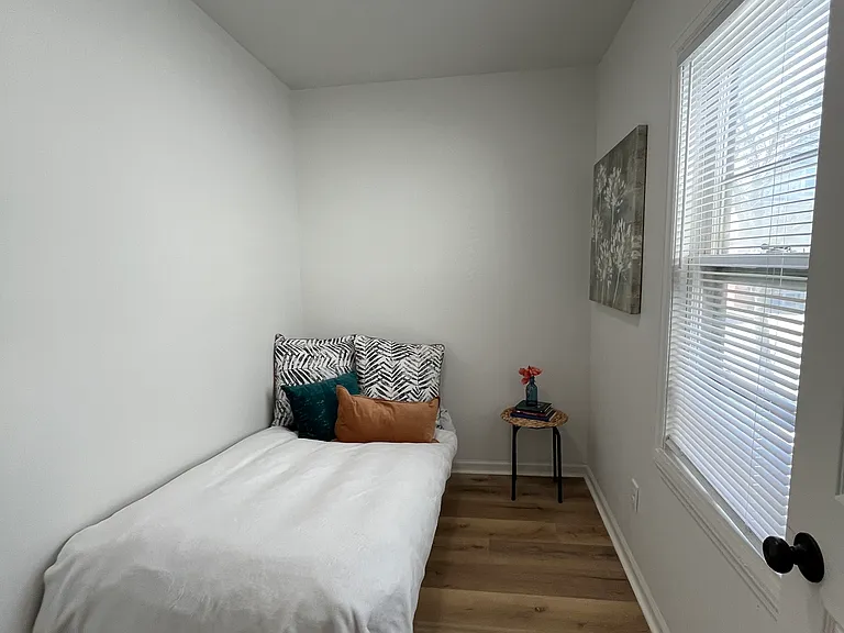 Secondary bedroom/office