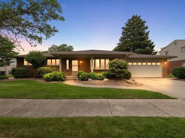 560 S Rosedale Ct, Grosse Pointe Woods, MI 48236