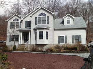 213 Cactus Rd, Stroudsburg, PA 18360