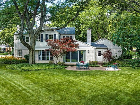 2nd image of 841 Woodbine Ln