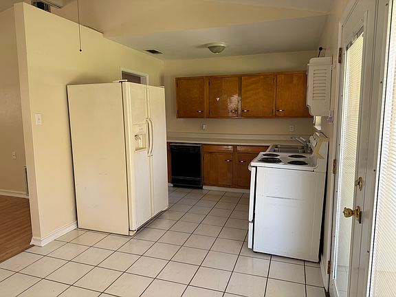 3rd image of 236 Huntington Dr