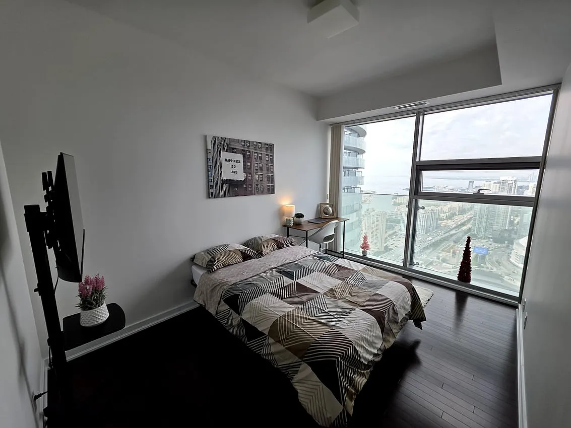 Master Room - York St & Bremner Blvd — Photo 2