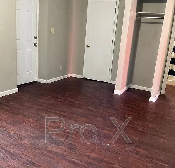 101 S Elm St — Photo 5