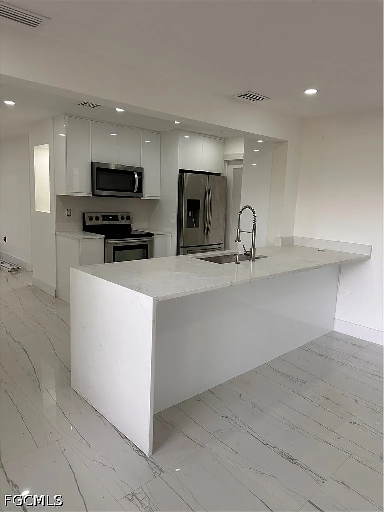 2 bed, 1.0 bath, 1210 sqft, $1,780 — Photo 2