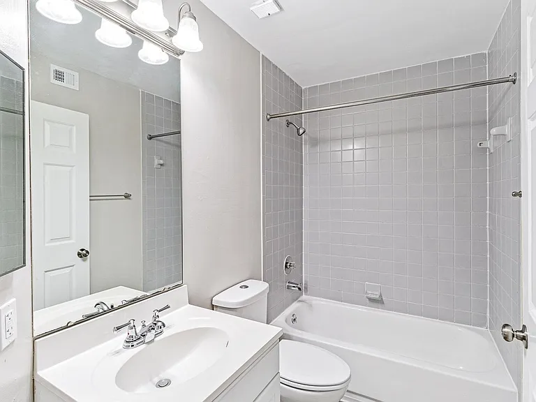 Station House Apartments — Photo 35