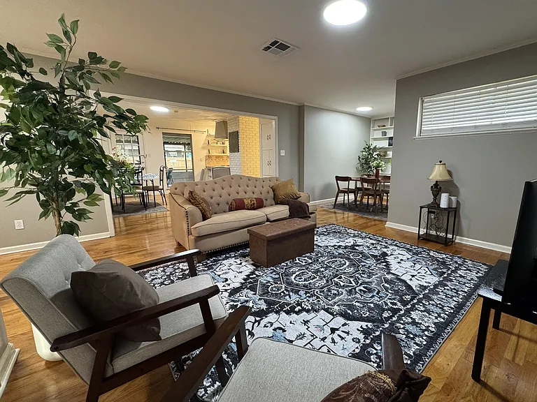 214 Sunny Ln — Photo 2