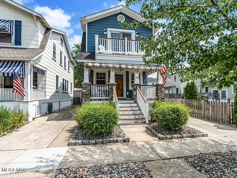 706 E St — Photo 2