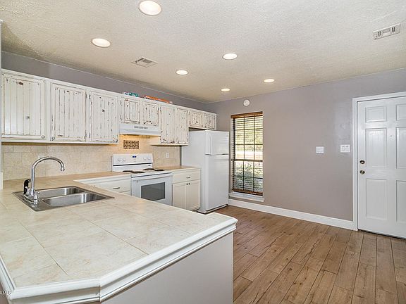 5th image of 107 Williamsburg Cir APT A