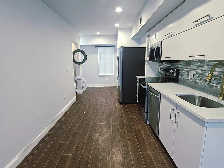 657 N 11th St #2 — Photo 5