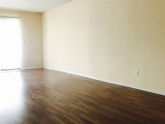 3rd image of 223 Southbrooke Dr APT 2