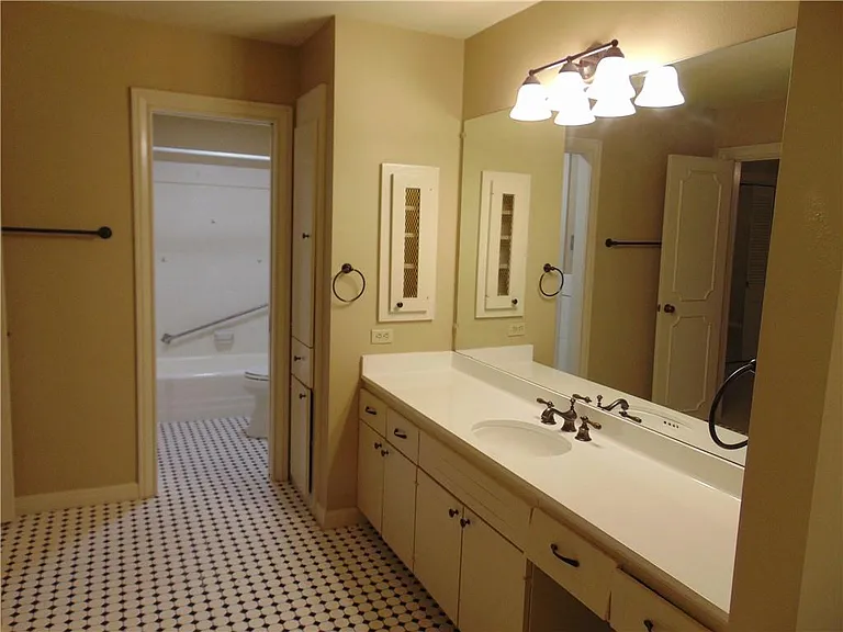 2516 Enfield Rd #101 — Photo 13