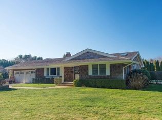 33 Johnny Ln, Southampton, NY 11968