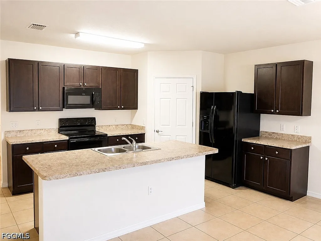 3 bed, 2.0 bath, 1828 sqft, $2,200 — Photo 2