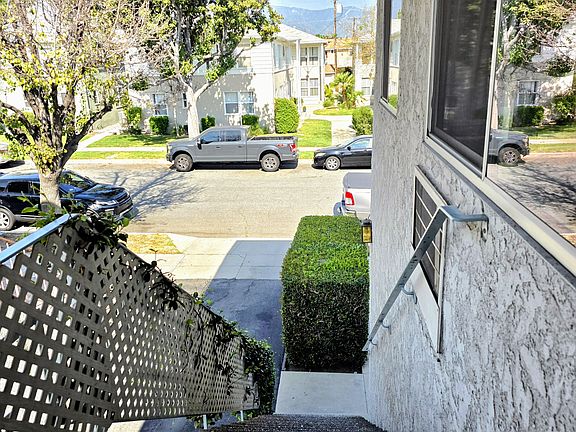 Beautiful view as you walk out of your apartment! Aromatic jasmine on the stairway, manicured landscaping, with view of the mountains!