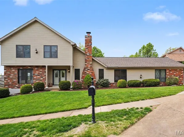 5022 Amber Place Dr, Saint Louis, MO 63128